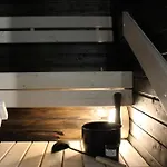 Cozy Sauna By Trails, 아파트 *